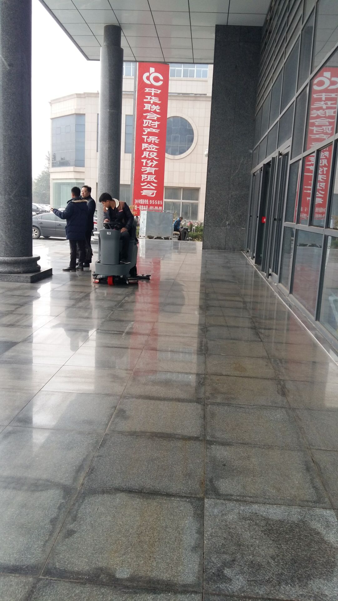 如何正確選擇廣場駕駛式中型洗地機(jī)