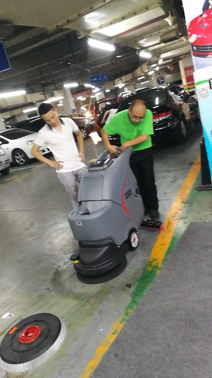 選擇租保潔設(shè)備洗地機(jī)有什么好處？