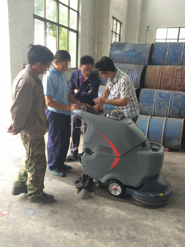 工廠車間環(huán)氧地面用洗地機清洗