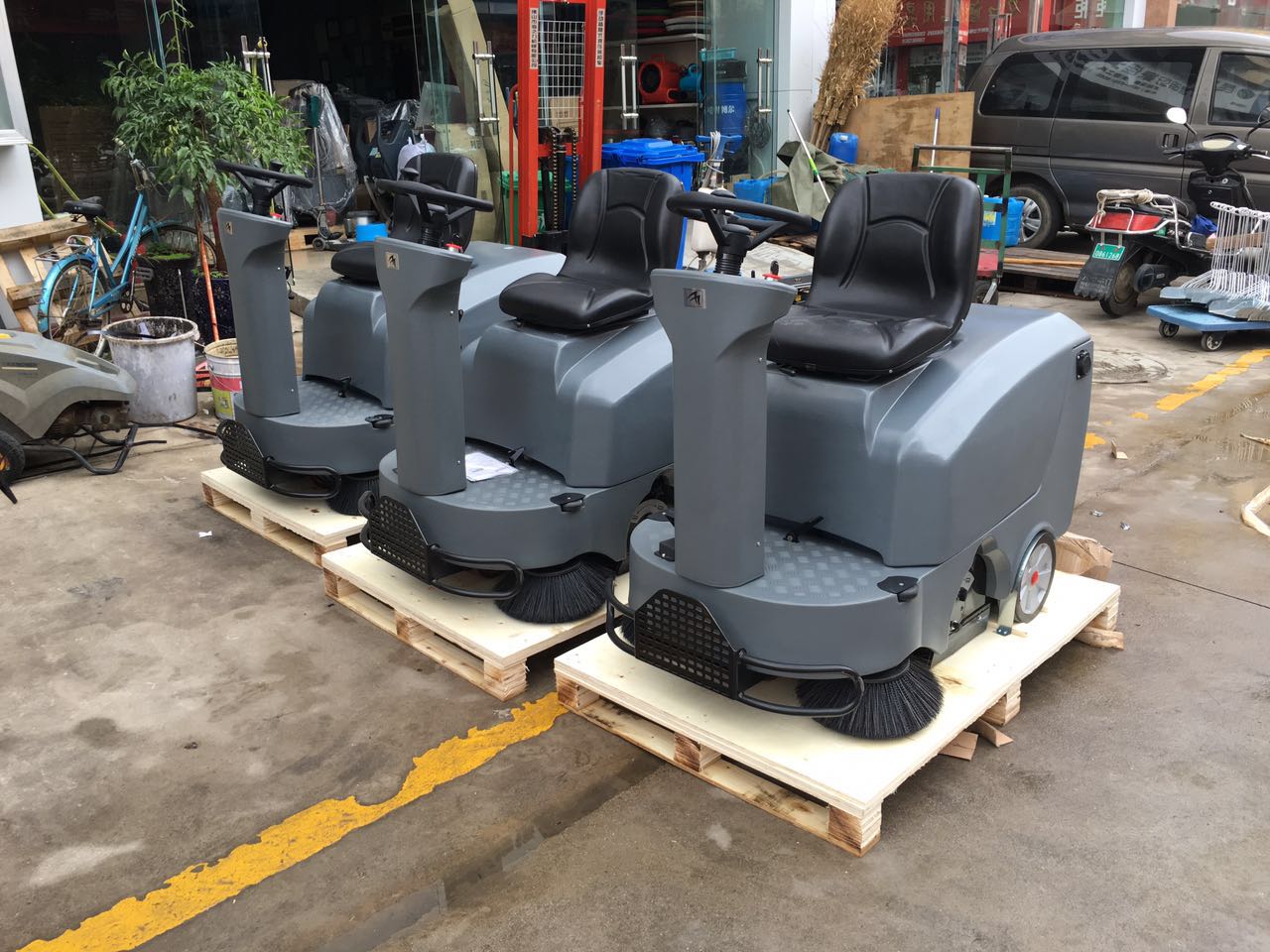 掃地機(jī)改善工廠車間衛(wèi)生環(huán)境問題