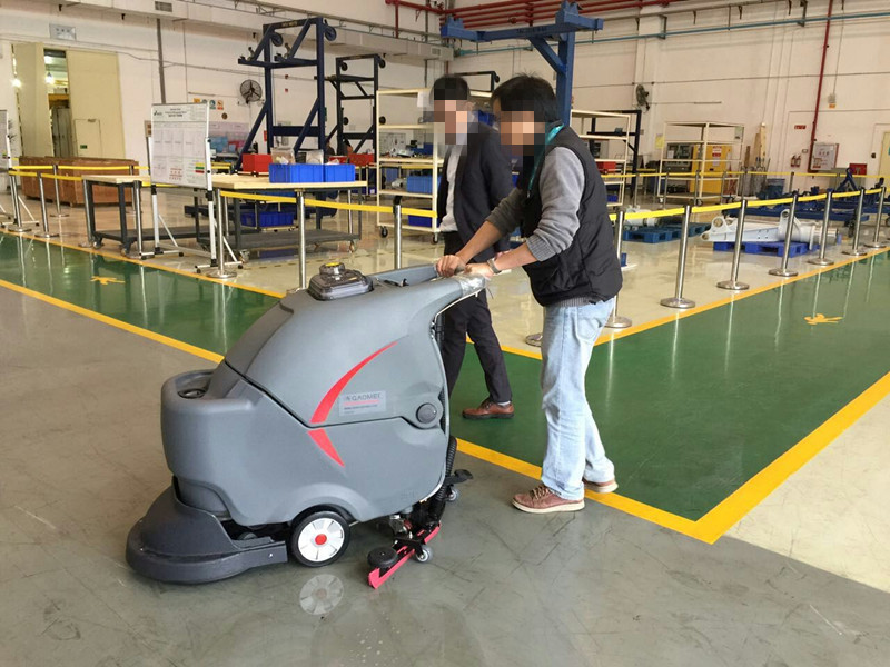 商場，超市選擇什么樣的全自動洗地機(jī)做保潔比較合適?