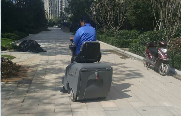 掃地車是工廠企業(yè)清掃的最佳選擇！